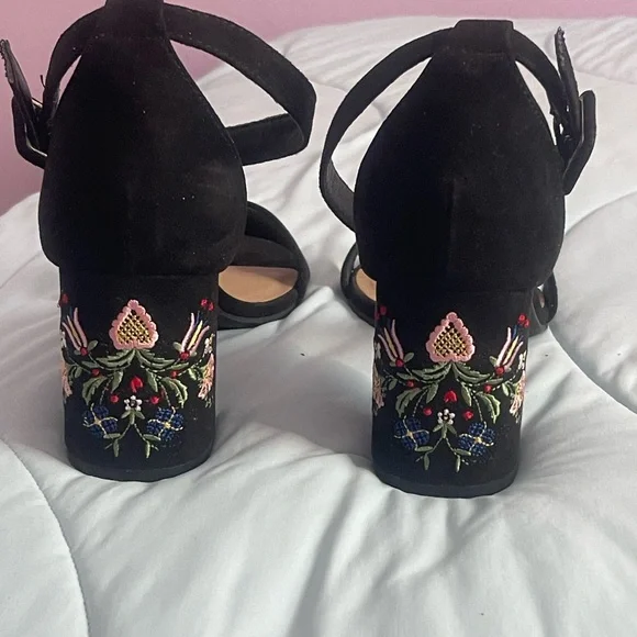 By Claunday Black color Ankle Strap
Block Short Heel Sandals Size 7 1/2 (7.5) - Picture 2 of 5